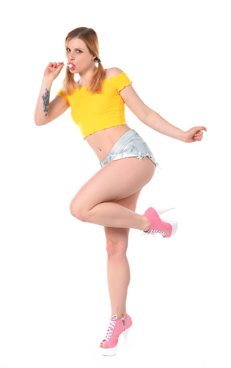 iStripper are pleased to offer you a free photos featuring Takha in toying twat sex scene